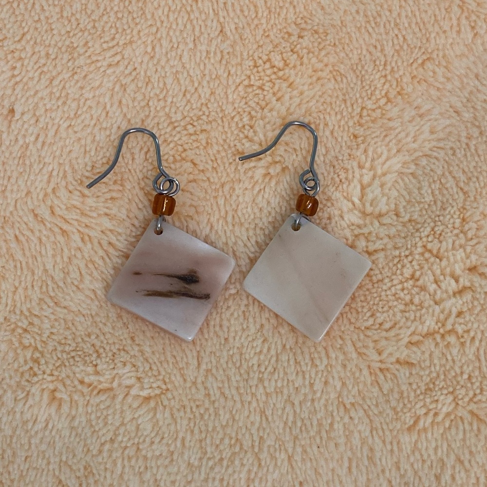 Shell dangle earrings - Picture 3 of 7